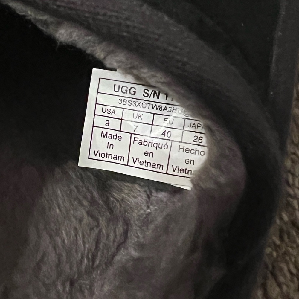 UGG Slippers-Size 9 - Picture 6 of 10